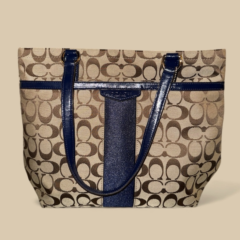 COACH Signature tan and navy blue medium tote with patent leather navy wristlet - Picture 6 of 16
